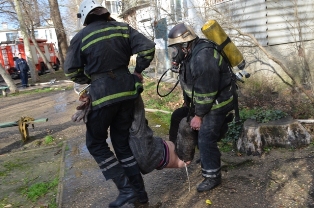 В Севастополе из горящего подвала спасли двух бездомных Пожар, В Севастополе из горящего подвала спасли двух бездомных
