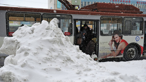 В Феодосии из-за снегопада было нарушено движение общественного транспорта Дорожное движение, В Феодосии из-за снегопада было нарушено движение общественного транспорта