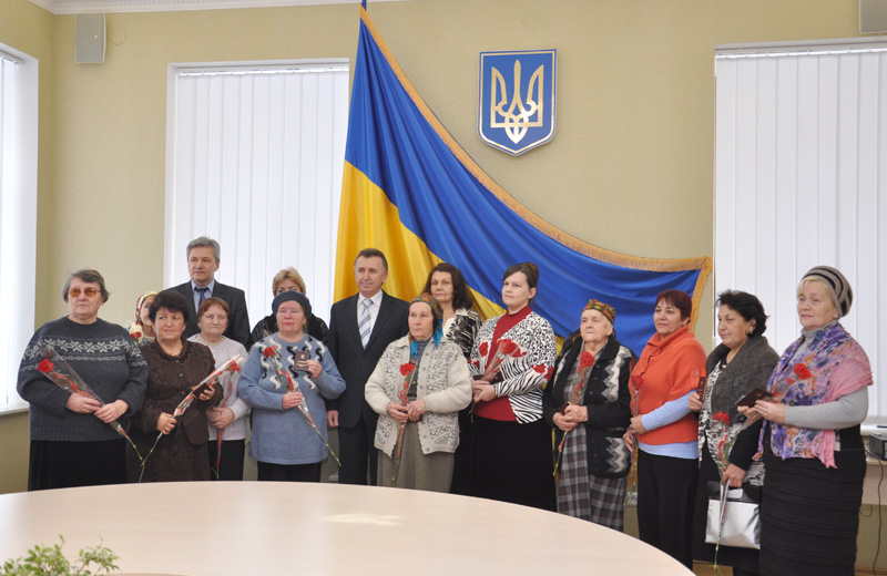 В Крыму 20 многодетных крымчанок получили звания «Мать-героиня» Мать-героиня, В Крыму 20 многодетных крымчанок получили звания «Мать-героиня»