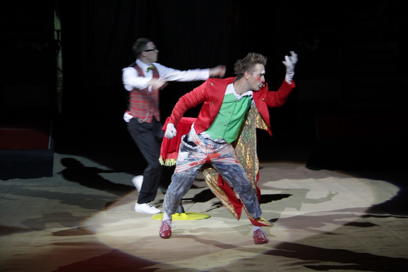 Киевский цирк привез в Симферополь динозавров и льва Папы Римского Цирк, Киевский цирк привез в Симферополь динозавров и льва Папы Римского