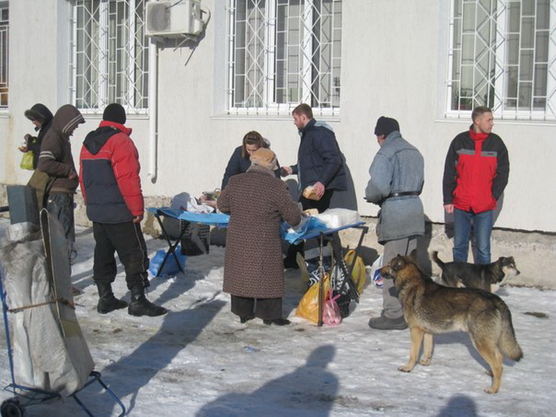 В Феодосии начали раздавать бесплатные обеды Благотворительность, В Феодосии начали раздавать бесплатные обеды