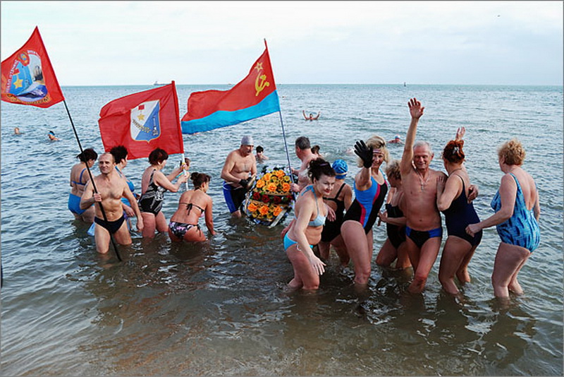 В Феодосии прошел первый Всеукраинский заплыв «моржей» Моржи, В Феодосии прошел первый Всеукраинский заплыв «моржей»