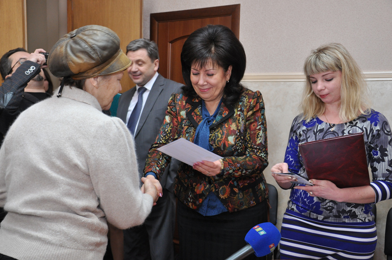 В Симферополе выпускники компьютерных курсов для пенсионеров получили сертификаты