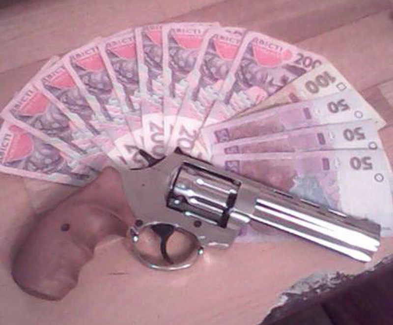 В Кировском районе задержали селянина с оружием и наркотиками