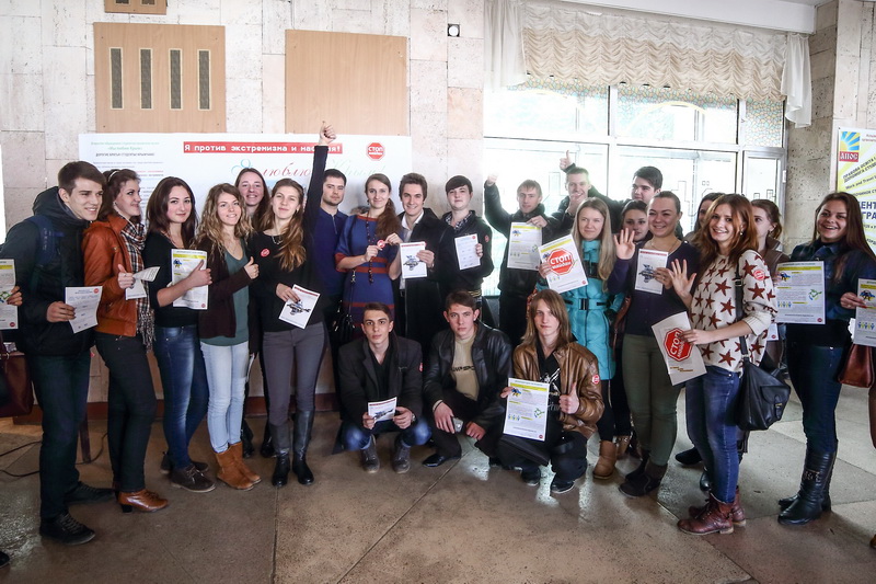 В Крыму более 7 тысяч человек приняли участие в акции против экстремизма и насилия