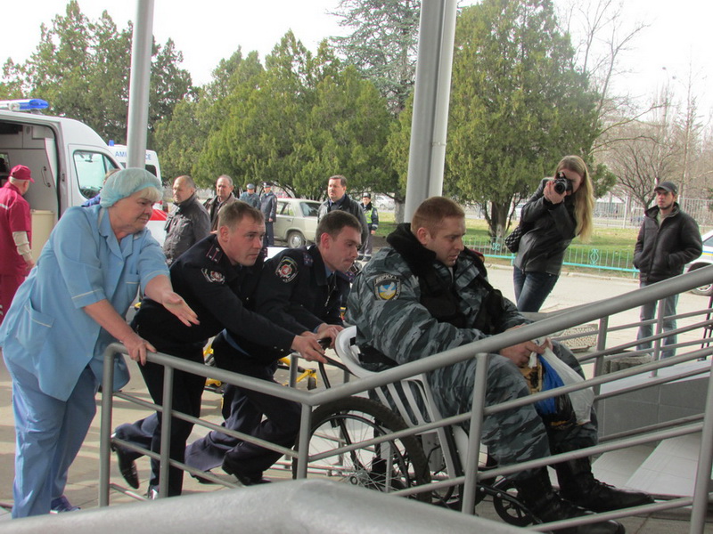 В Симферополь на лечение привезли пострадавших в Киеве военнослужащих В Симферополь на лечение привезли пострадавших в Киеве военнослужащих