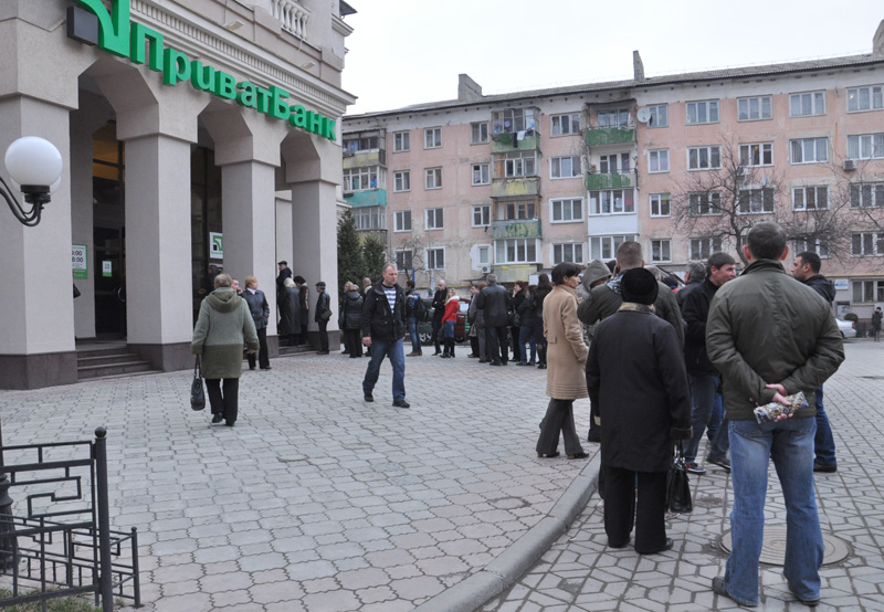 В банкоматах крымского «ПриватБанка» из-за паники кончилась наличность В банкоматах крымского «ПриватБанка» из-за паники кончилась наличность