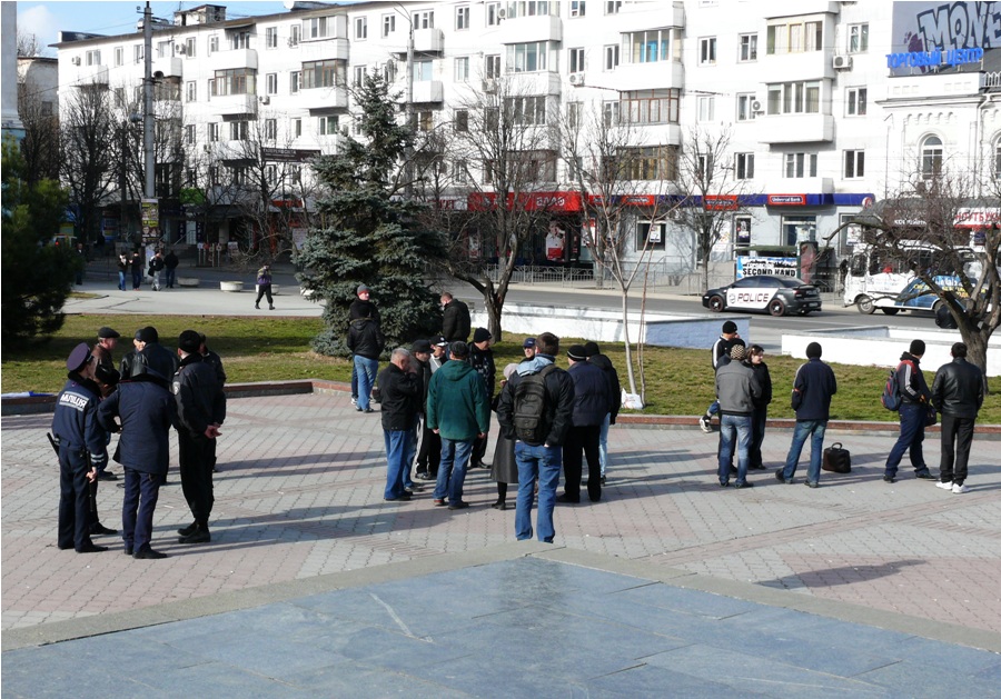 Симферопольцы взяли под защиту памятник Ленину