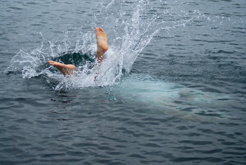 В Севастополе устроили массовое купание в море В Севастополе устроили массовое купание в море