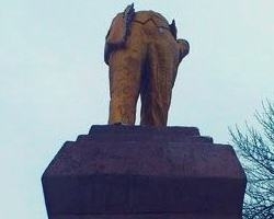 Тех, кто валит Лениных, просят не трогать объекты из реестра памятников