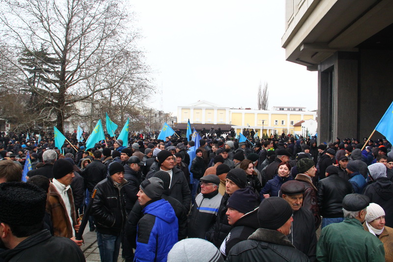 В Симферополе начался массовый митинг В Симферополе начался массовый митинг