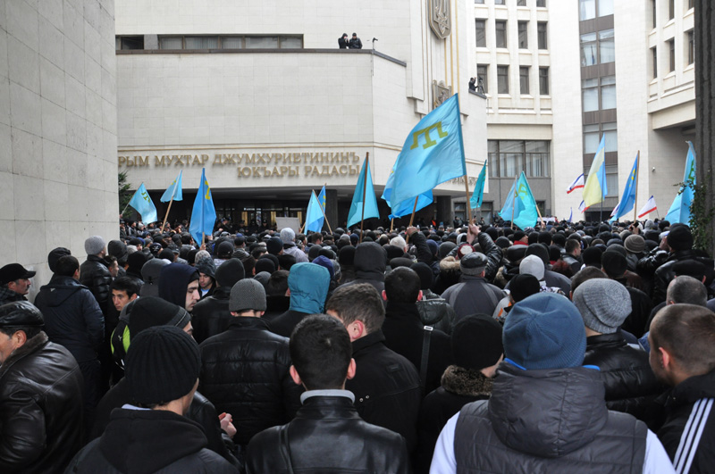 В Симферополе продолжается многотысячный митинг