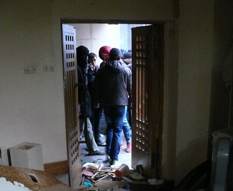 Участники митинга в Симферополе выбили двери в Верховную Раду Крыма