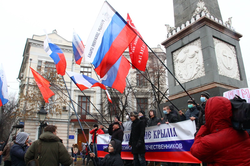 Под стенами парламента Крыма собрались пророссийские активисты