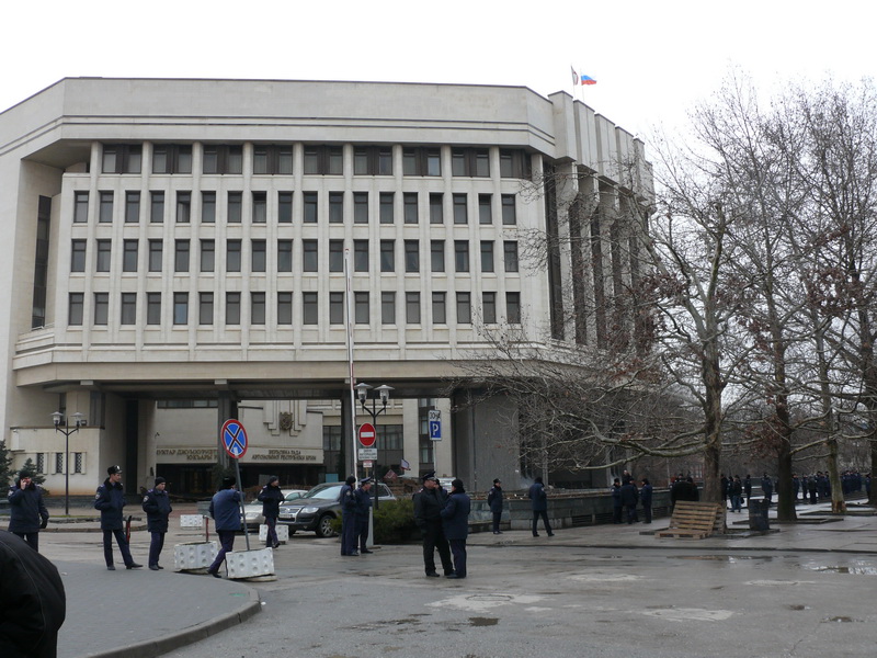 Над административными зданиями Крыма развеваются российские флаги Над административными зданиями Крыма развеваются российские флаги