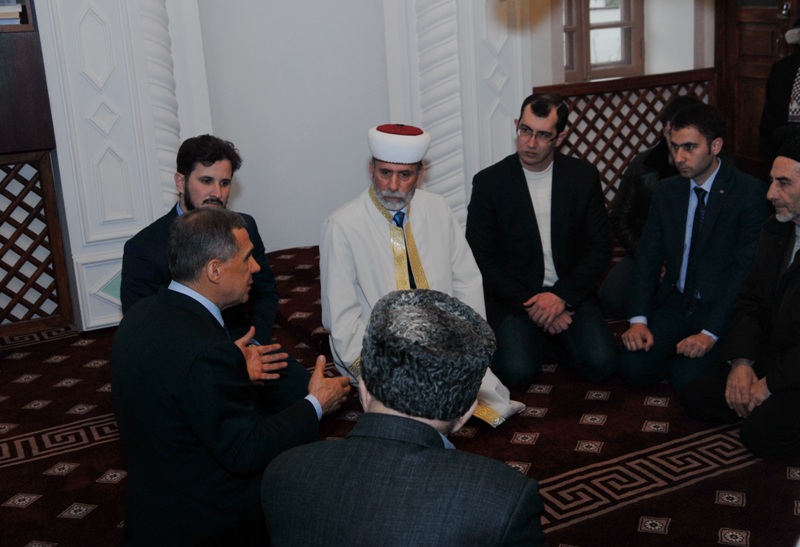 Президент Татарстана посетил мечеть в Симферополе Президент Татарстана посетил мечеть в Симферополе