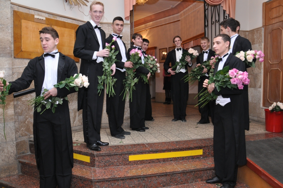 В Симферополе крымчанок поздравили с Международным женским днем В Симферополе крымчанок поздравили с Международным женским днем