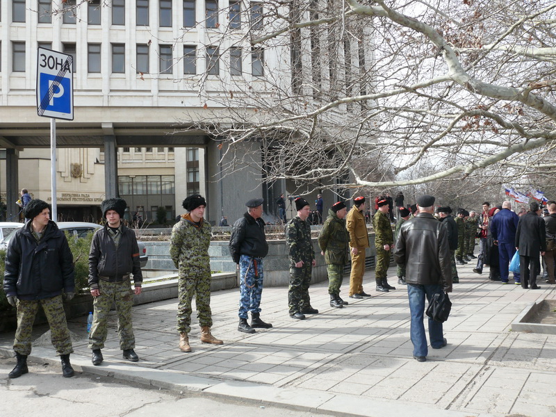 Казачество взяло в оцепление парламент Крыма Казачество взяло в оцепление парламент Крыма