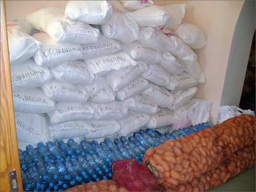 Крым получил гуманитарную помощь в виде 80 тонн продовольствия Крым получил гуманитарную помощь в виде 80 тонн продовольствия