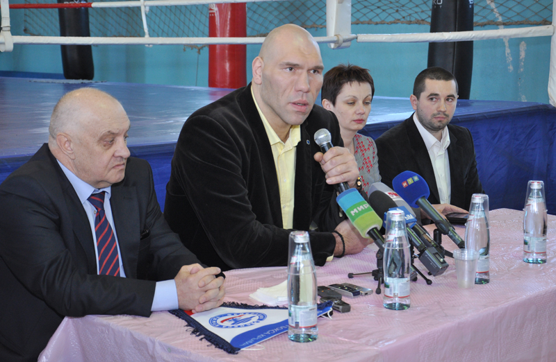 Российский боксер в Симферополе встретился с юными спортсменами