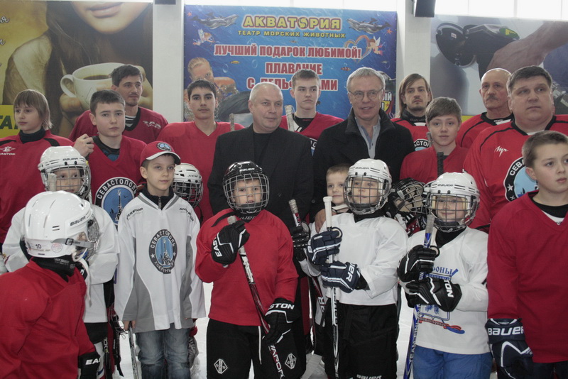 В Симферополе российский хоккеист встретился с юными спортсменами