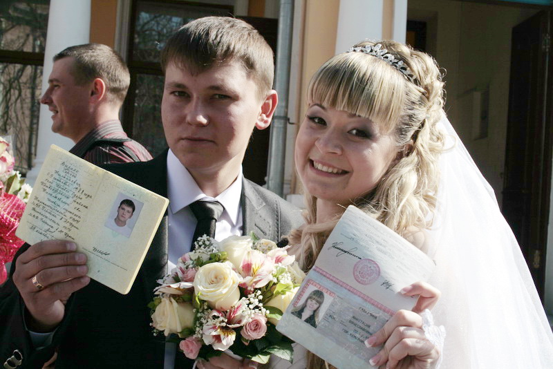 В Симферополе зарегистрировали брак россиянка и крымчанин