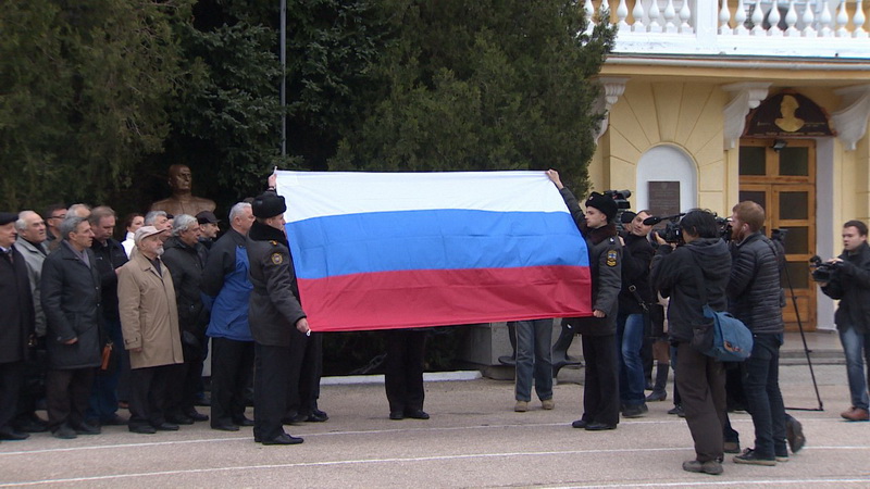 Над Нахимовским училищем в Севастополе подняли российский флаг Над Нахимовским училищем в Севастополе подняли российский флаг