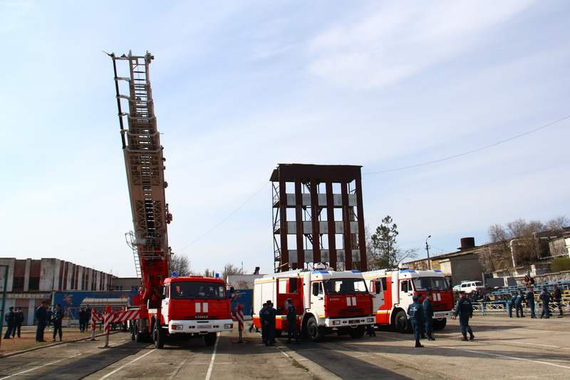 Министр МЧС России вручил крымским спасателям ключи от новой техники Министр МЧС России вручил крымским спасателям ключи от новой техники