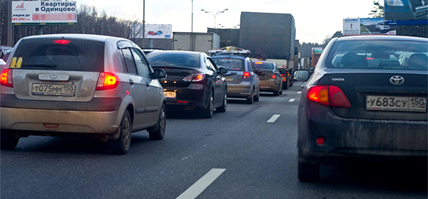 На границе Крыма выстроилась 2-километровая очередь из автомобилей На границе Крыма выстроилась 2-километровая очередь из автомобилей