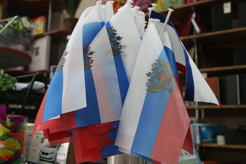 В Симферополе раскупают символику РФ