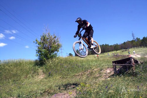Во время мотокросса в Алуште травмировался велосипедист Во время мотокросса в Алуште травмировался велосипедист