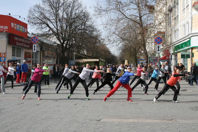 В Симферополе ко Дню здоровья провели флешмоб