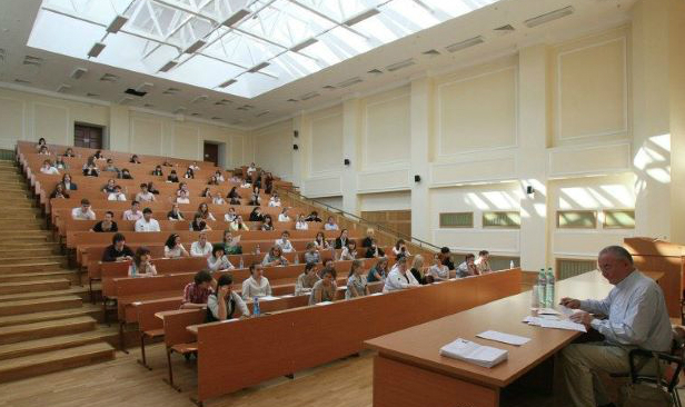 Вузы России готовы принять заявления от всех желающих крымских выпускников