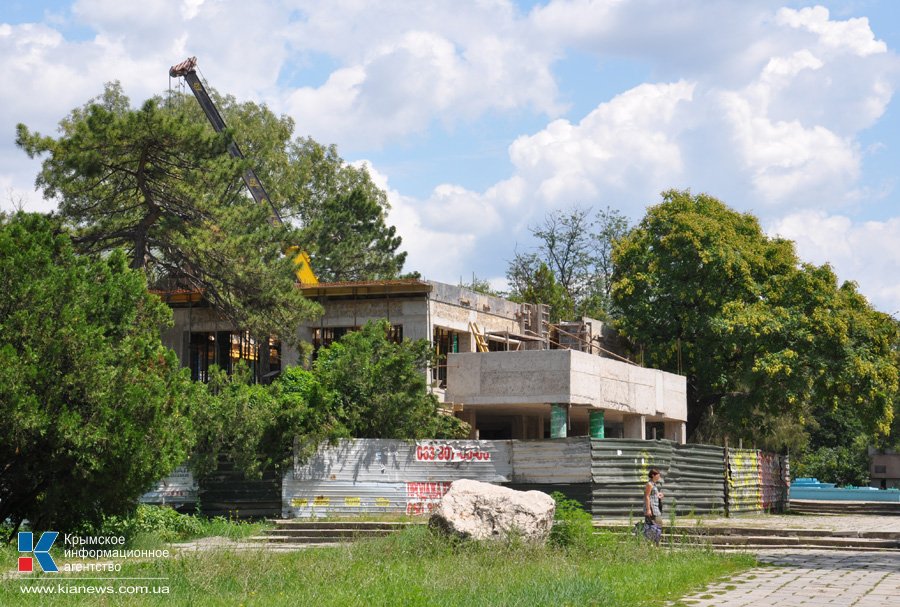 В Симферополе продолжают реконструировать городские парки