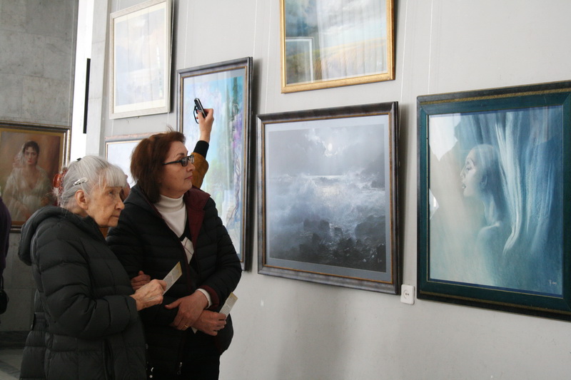 В Симферополе открылась юбилейная выставка крымской художницы
