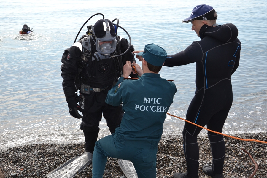 Спасатели проверяют морское дно у берегов Крыма Спасатели проверяют морское дно у берегов Крыма