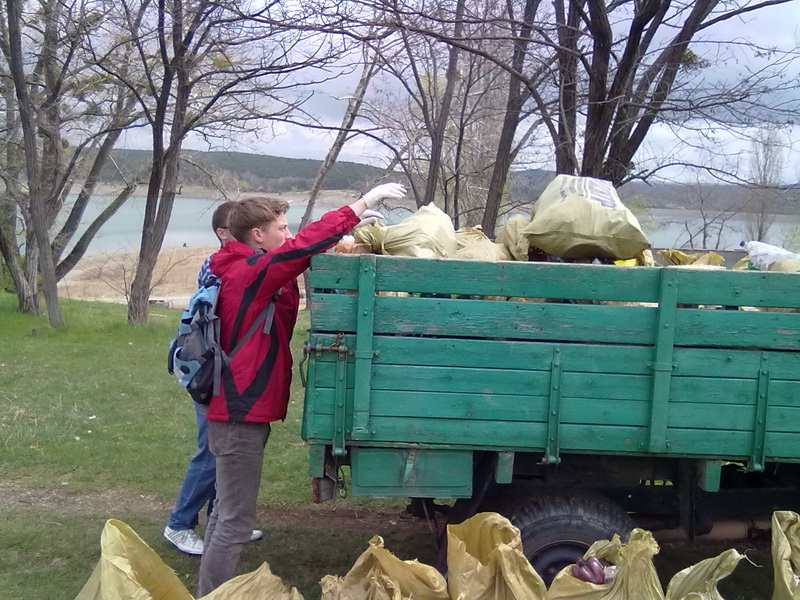 На водохранилище Симферополя прошел субботник