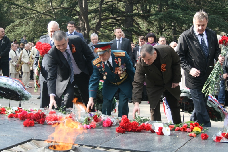 В Симферополе почтили память освободителей города В Симферополе почтили память освободителей города