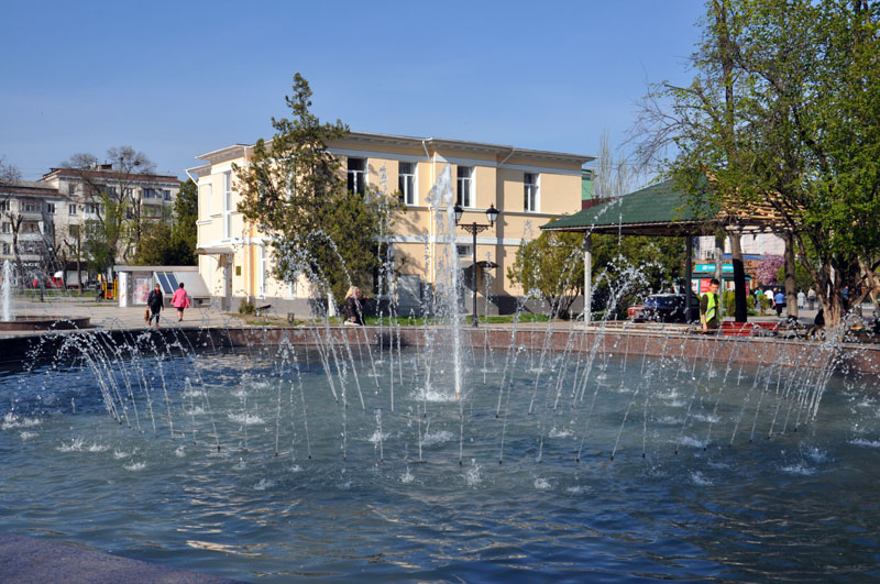 В сквере им. Тренева в Симферополе заработали фонтаны и зацвели клумбы