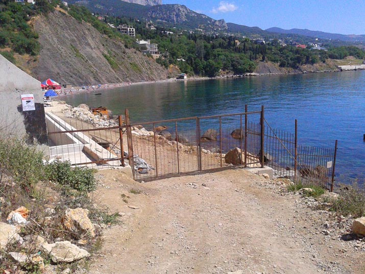 В Крыму самооборона спилит все заборы на пути к морю