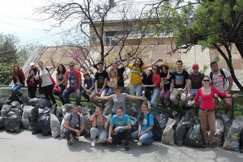 Волонтеры очистили пляж в Большой Ялте