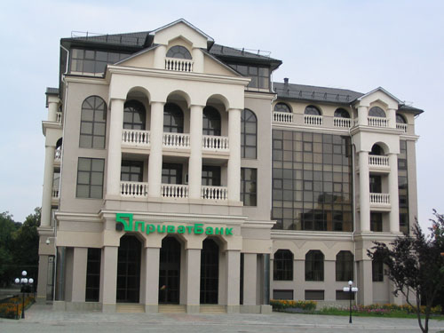 «ПриватБанк» заявил о рейдерском захвате сети отделений в Крыму «ПриватБанк» заявил о рейдерском захвате сети отделений в Крыму