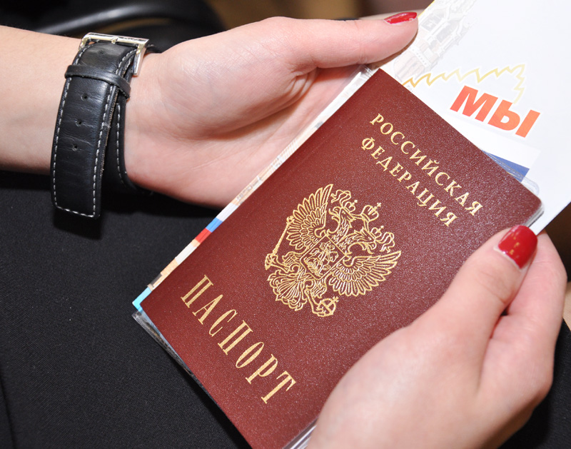 В Крыму первые выпускники школ получили российские паспорта В Крыму первые выпускники школ получили российские паспорта