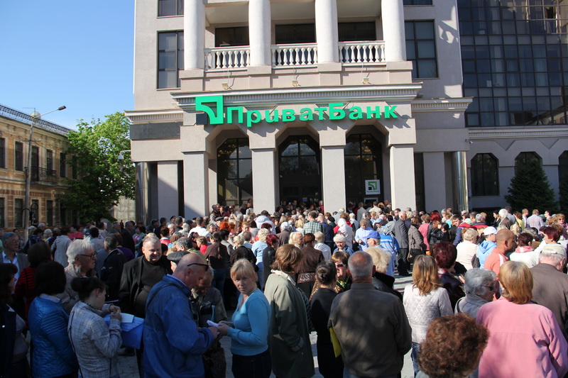 Тысячи людей пришли к главному офису «ПриватБанка» в Крыму Тысячи людей пришли к главному офису «ПриватБанка» в Крыму