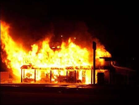 В Сакском районе злоумышленник убил четырех человек и спалил их тела В Сакском районе злоумышленник убил четырех человек и спалил их тела