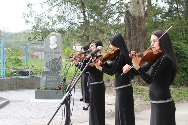 В Крыму открыли памятник крымскотатарскому поэту 