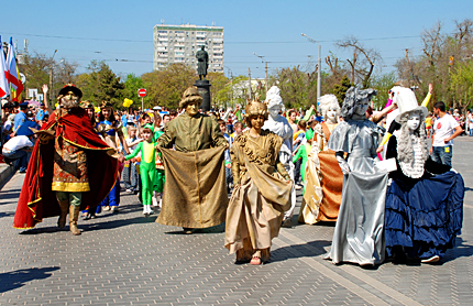 В Параде эпох в Евпатории примут участие более 150 предприятий