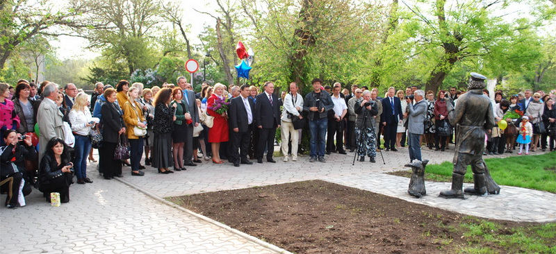 Памятник дворнику установили в Евпатории Памятник дворнику установили в Евпатории