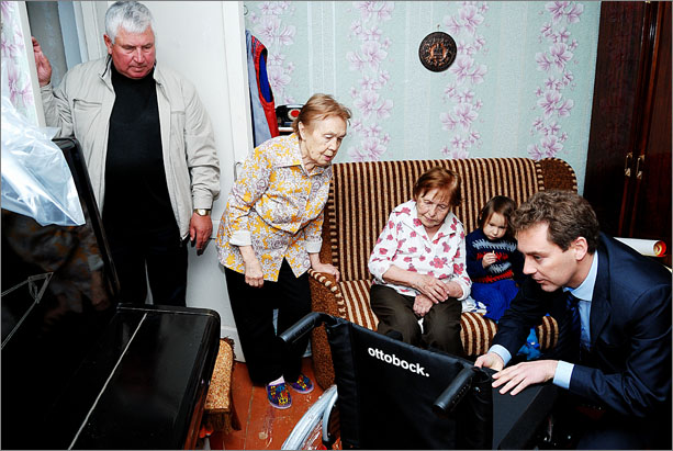 В Феодосии инвалидам вручили коляски В Феодосии инвалидам вручили коляски