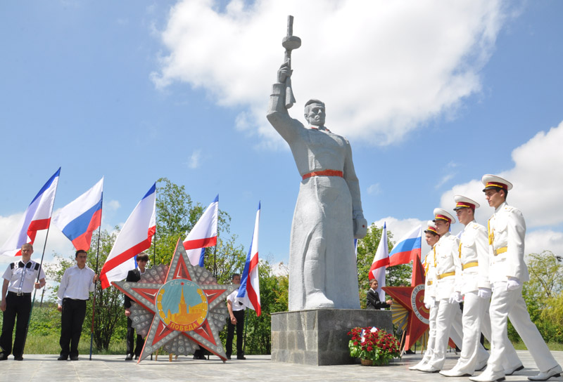 Под Симферополем после реконструкции открыли памятник воинам-односельчанам